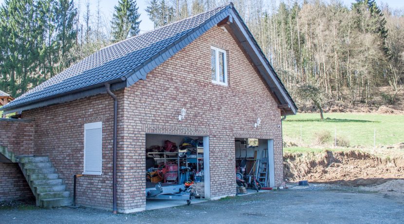 Große Garage mit zusätzlichem Raum