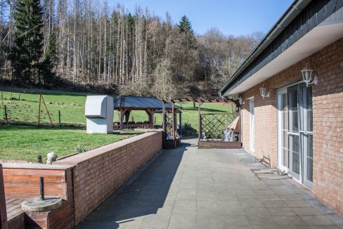 Terrasse mit Blick zum überdachten Grillplatz