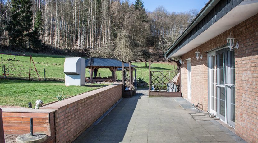 Terrasse mit Blick zum überdachten Grillplatz