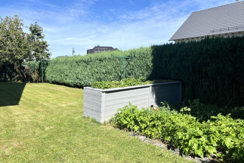 Gartenansicht mit (Hoch-)Beet