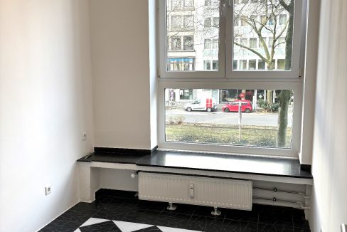 Büro 2 zur Straße