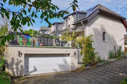 Blick auf die Garage und Terrasse