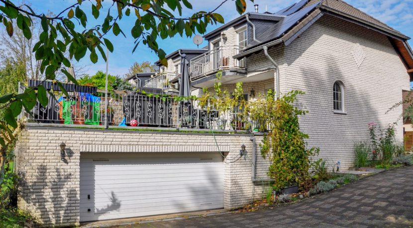 Blick auf die Garage und Terrasse