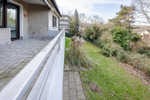 Loggia mit Zugang zum Garten