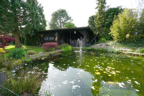 Teich mit Gartenhaus