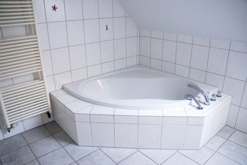 Eckbadewanne im Hauptbadezimmer