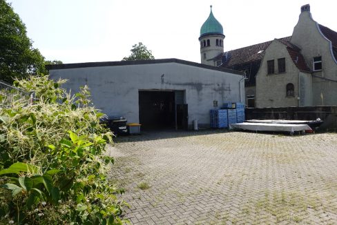 Ca. 200 m² gepflasterte Fläche vor der Halle