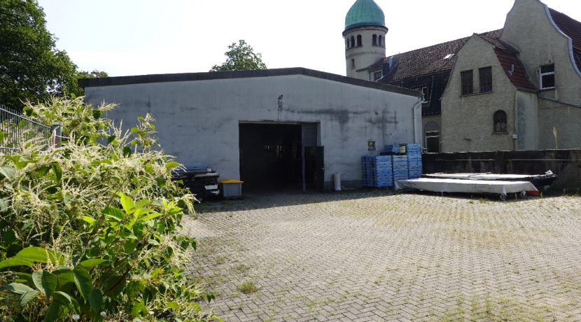 Ca. 200 m² gepflasterte Fläche vor der Halle