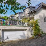 Blick auf die Garage und Terrasse