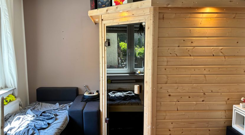 Durchgangszimmer mit Sauna EG