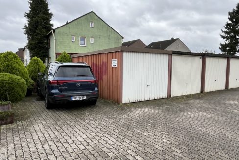 Garage und Stellplatz