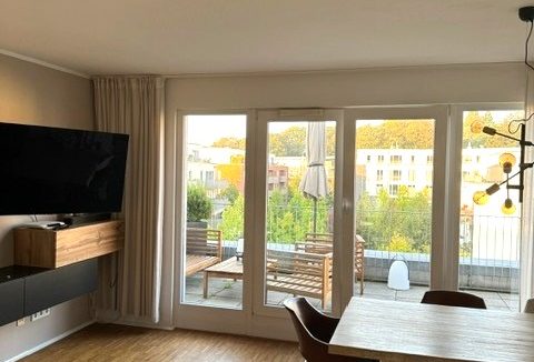 Wohnzimmer mit großem Balkon