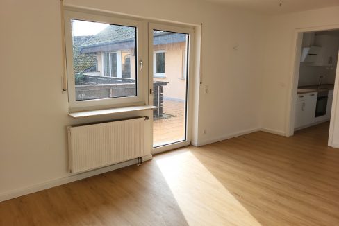 Wohn- Esszimmer mit Zugang zum Balkon