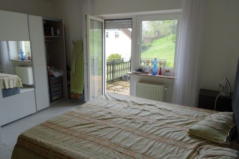 Schlafzimmer mit Zugang zur Terrasse