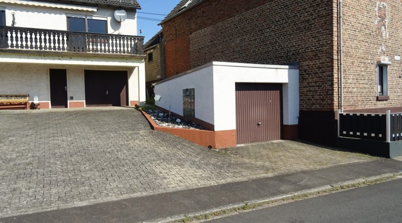 Garage mit Hofbereich