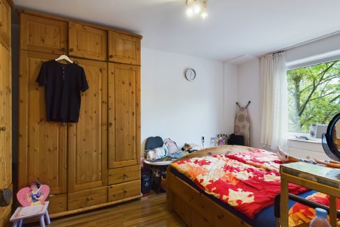 geräumiges Schlafzimmer