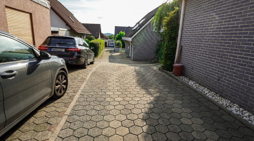 Weitere Parkfläche vor dem Haus