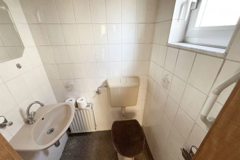 WC mit Waschbecken EG