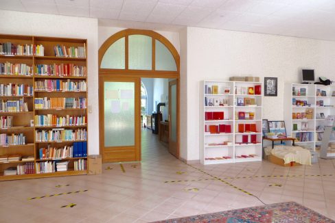 Vortragsraum mit Bibliothek