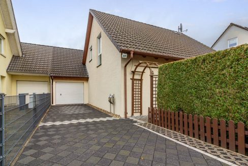 Neben Ihrer Garage gelangen Sie im Handumdrehen in Ihren Garten.