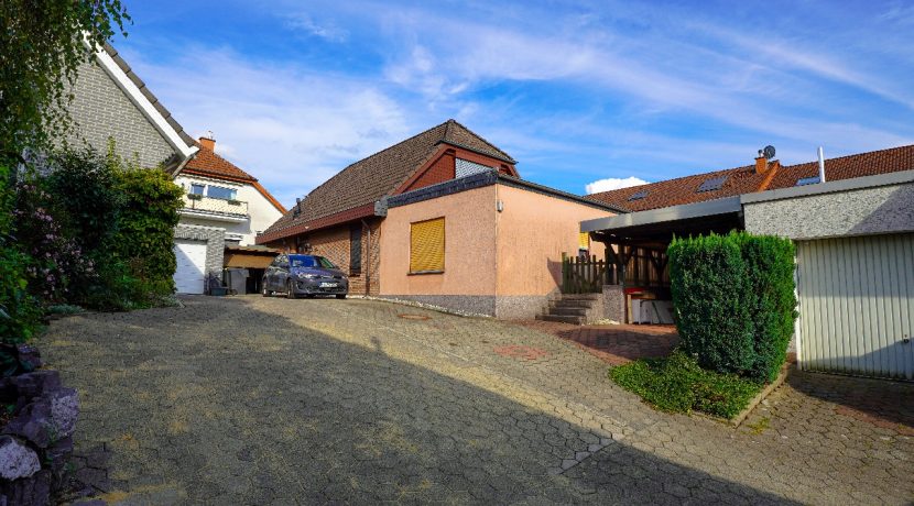 Zugang zum Haus und Garage