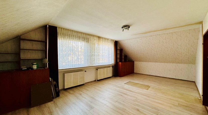 großzügiges Schlafzimmer