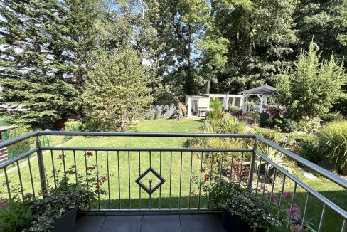 Balkon mit Blick in den Garten EG