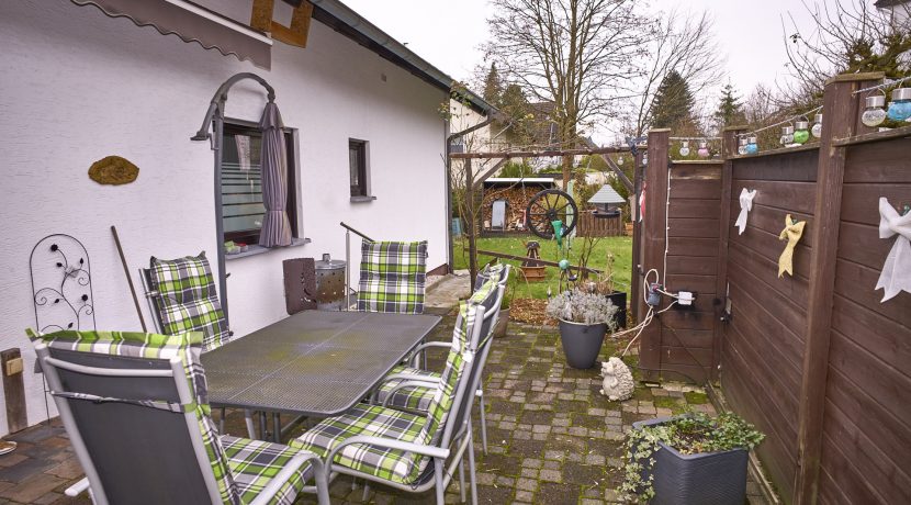 Terrasse mit Blick zur Wiese