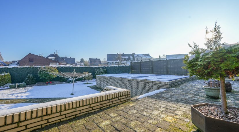 Terrasse mit Blick in den Garten