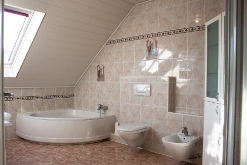 Badezimmer im OG mit Badewanne und Dusche