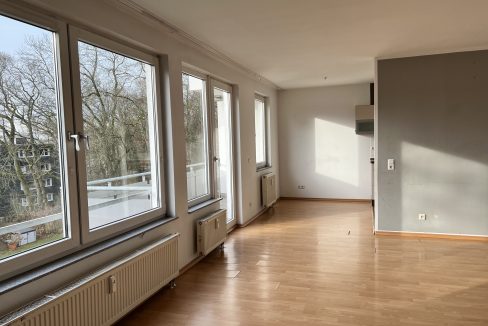 Wohnzimmer mit Balkon