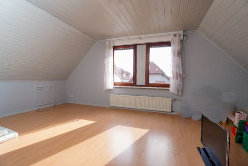 Großes Arbeitszimmer im DG