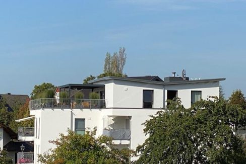 Blick von unten zur Dachterrasse mit Überdachung