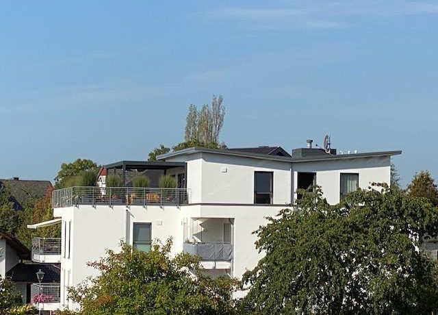 Blick von unten zur Dachterrasse mit Überdachung