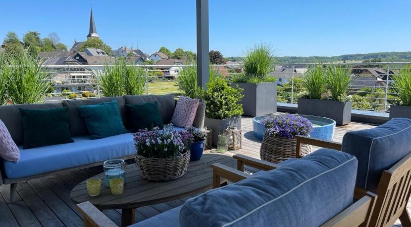 Großzügige Dachterrasse mit tollem Blick