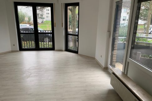 Wohnzimmer mit Balkon