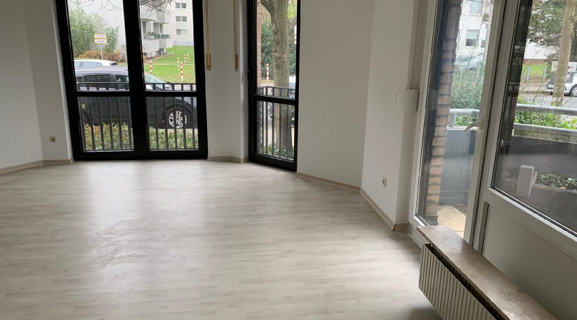 Wohnzimmer mit Balkon