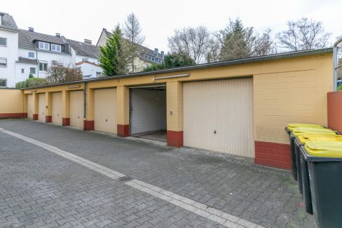 Garage hinter dem Haus