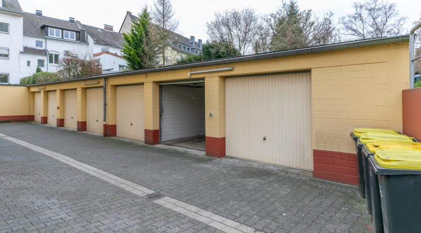 Garage hinter dem Haus