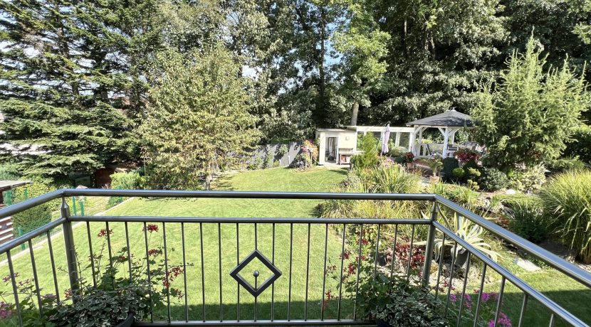 Balkon mit Blick in den Garten EG