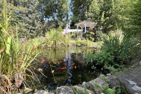 Schön angelegter Fischteich und Gartenpavillon