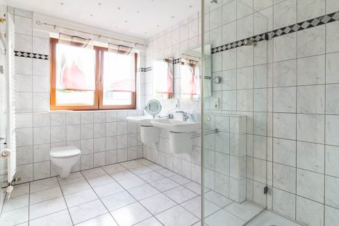 Wohlfühlbadezimmer: Ein großzügiges Badezimmer mit der Möglichkeit zur Sauna – der perfekte Ort für Entspannung.