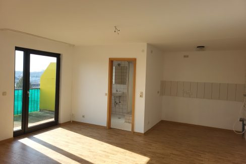 Wohnzimmer mit Zugang zum Balkon