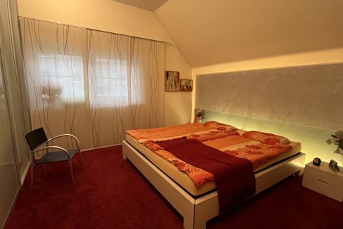 Schlafzimmer mit eingebautem...