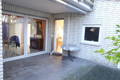 Seitliche Terrasse und Zugang zur Garage